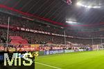 05.03.2025,  Fussball UEFA Championsleague 2024/2025: Achtelfinale, FC Bayern Mnchen - Bayer Leverkusen, in der Allianz-Arena Mnchen. Die Ultras der Sdkurve bereiten sich hier auf ihre pyrotechnische Choreografie vor, die sich gleich abbrennen werden. Unter Tchern versteckt, vermummen sie sich.