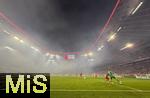 05.03.2025,  Fussball UEFA Championsleague 2024/2025: Achtelfinale, FC Bayern Mnchen - Bayer Leverkusen, in der Allianz-Arena Mnchen. Die Ultras der Sdkurve Haben massiv Pyros abgebrannt, der Rauch davon zieht nicht ab und wabert eine halbe Stunde durch das Stadion an jeden Winkel, jeder Stadion Besucher muss zwangslufig die Gesundheitsgefhrdenden Feinstube einatmen. Auch die Spieler auf dem Platz, re: Torwart Manuel Neuer (FC Bayern Mnchen) 