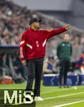 05.03.2025,  Fussball UEFA Championsleague 2024/2025: Achtelfinale, FC Bayern Mnchen - Bayer Leverkusen, in der Allianz-Arena Mnchen. Trainer Vincent Kompany (FC Bayern Mnchen) gibt Anweisungen.