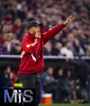 05.03.2025,  Fussball UEFA Championsleague 2024/2025: Achtelfinale, FC Bayern Mnchen - Bayer Leverkusen, in der Allianz-Arena Mnchen. Trainer Vincent Kompany (FC Bayern Mnchen) gibt Anweisungen.