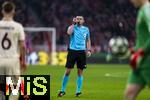 05.03.2025,  Fussball UEFA Championsleague 2024/2025: Achtelfinale, FC Bayern Mnchen - Bayer Leverkusen, in der Allianz-Arena Mnchen. Schiedsrichter Michael Oliver (England) 