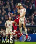 05.03.2025,  Fussball UEFA Championsleague 2024/2025: Achtelfinale, FC Bayern Mnchen - Bayer Leverkusen, in der Allianz-Arena Mnchen. v.li: Patrik Schick (Leverkusen) gegen Joao Palhinha (FC Bayern Mnchen) 