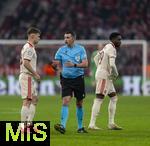 05.03.2025,  Fussball UEFA Championsleague 2024/2025: Achtelfinale, FC Bayern Mnchen - Bayer Leverkusen, in der Allianz-Arena Mnchen. v.li: Joshua Kimmich (FC Bayern Mnchen) mit Schiedsrichter Michael Oliver (England). 