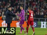 05.03.2025,  Fussball UEFA Championsleague 2024/2025: Achtelfinale, FC Bayern Mnchen - Bayer Leverkusen, in der Allianz-Arena Mnchen. Trainer Xabi Alonso (Leverkusen) shakehands mit Torwart Matej Kovar (Leverkusen) nach dem Spiel.