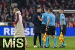 05.03.2025,  Fussball UEFA Championsleague 2024/2025: Achtelfinale, FC Bayern Mnchen - Bayer Leverkusen, in der Allianz-Arena Mnchen. Trainer Xabi Alonso (Leverkusen) beschwert sich nach dem Spiel beim Schiedsrichter Michael Oliver nach dem Spiel.