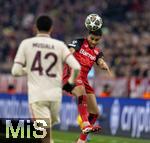 05.03.2025,  Fussball UEFA Championsleague 2024/2025: Achtelfinale, FC Bayern Mnchen - Bayer Leverkusen, in der Allianz-Arena Mnchen. re. Amine Adli (Leverkusen) Kopfball