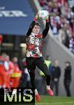 08.03.2025, Fussball 1. Bundesliga 2024/2025, 25. Spieltag,  FC Bayern Mnchen - VfL Bochum, in der Allianz-Arena Mnchen. Torwart Jonas Urbig (FC Bayern Mnchen) beim Aufwrmen 

