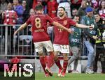 08.03.2025, Fussball 1. Bundesliga 2024/2025, 25. Spieltag,  FC Bayern Mnchen - VfL Bochum, in der Allianz-Arena Mnchen. Raphael Guerreiro (FC Bayern Mnchen) Torjubel mit Leon Goretzka (FC Bayern Mnchen) 

