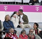 08.03.2025, Fussball 1. Bundesliga 2024/2025, 25. Spieltag,  FC Bayern Mnchen - VfL Bochum, in der Allianz-Arena Mnchen. Torwart Daniel Peretz (FC Bayern Mnchen) auf der Tribne Knutschend mit Frau 

