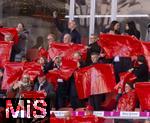 08.03.2025, Fussball 1. Bundesliga 2024/2025, 25. Spieltag,  FC Bayern Mnchen - VfL Bochum, in der Allianz-Arena Mnchen. Groe Choreografie zum 125 Jhrigen Vereinsjubilum ber das ganze Stadionrund, auch die Ehrentribne muss mitmachen, hier Ehren-Prsident Uli Hoene (FC Bayern Mnchen, Hoeness), Ex-Vorstandsvorsitzender Karl-Heinz Rummenigge (FC Bayern Mnchen), Prsident Herbert Hainer (FC Bayern), 