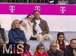 08.03.2025, Fussball 1. Bundesliga 2024/2025, 25. Spieltag,  FC Bayern Mnchen - VfL Bochum, in der Allianz-Arena Mnchen. Torwart Daniel Peretz (re, FC Bayern Mnchen) auf der Tribne mit Partnerin Noa Kirel. 