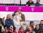 08.03.2025, Fussball 1. Bundesliga 2024/2025, 25. Spieltag,  FC Bayern Mnchen - VfL Bochum, in der Allianz-Arena Mnchen. Torwart Daniel Peretz (re, FC Bayern Mnchen) auf der Tribne mit Partnerin Noa Kirel. 