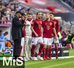 08.03.2025, Fussball 1. Bundesliga 2024/2025, 25. Spieltag,  FC Bayern Mnchen - VfL Bochum, in der Allianz-Arena Mnchen. v.li: Trainer Vincent Kompany (FC Bayern Mnchen) wechselt vier Spieler ein, Sacha Boey (FC Bayern Mnchen), Harry Kane (FC Bayern Mnchen), Konrad Laimer (FC Bayern Mnchen), Jamal Musiala (FC Bayern Mnchen) 