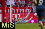 08.03.2025, Fussball 1. Bundesliga 2024/2025, 25. Spieltag,  FC Bayern Mnchen - VfL Bochum, in der Allianz-Arena Mnchen. Torwart Jonas Urbig (FC Bayern Mnchen) wehrt den Ball mit vollem Einsatz ab 