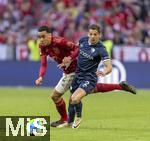 08.03.2025, Fussball 1. Bundesliga 2024/2025, 25. Spieltag,  FC Bayern Mnchen - VfL Bochum, in der Allianz-Arena Mnchen. v.li: Jamal Musiala (FC Bayern Mnchen) gegen Cristian Gamboa (VfL Bochum) 