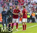 08.03.2025, Fussball 1. Bundesliga 2024/2025, 25. Spieltag,  FC Bayern Mnchen - VfL Bochum, in der Allianz-Arena Mnchen. Thomas Mller (FC Bayern Mnchen) zieht Harry Kane (FC Bayern Mnchen) die Spielfhrerbinde an den Arm