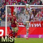 08.03.2025, Fussball 1. Bundesliga 2024/2025, 25. Spieltag,  FC Bayern Mnchen - VfL Bochum, in der Allianz-Arena Mnchen. re. Torwart Jonas Urbig (FC Bayern Mnchen) hat den Ball sicher aus der Luft gegriffen