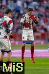 08.03.2025, Fussball 1. Bundesliga 2024/2025, 25. Spieltag,  FC Bayern Mnchen - VfL Bochum, in der Allianz-Arena Mnchen. Leon Goretzka (FC Bayern Mnchen) mit Gummiband an den Knien beim Aufwrmen.