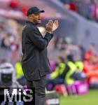 08.03.2025, Fussball 1. Bundesliga 2024/2025, 25. Spieltag,  FC Bayern Mnchen - VfL Bochum, in der Allianz-Arena Mnchen. Trainer Vincent Kompany (FC Bayern Mnchen) am Spielfeldrand  