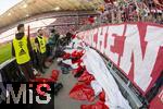 08.03.2025, Fussball 1. Bundesliga 2024/2025, 25. Spieltag,  FC Bayern Mnchen - VfL Bochum, in der Allianz-Arena Mnchen. Nach der groen Choreografie zum 125 Jhrigen Vereinsjubilum ber das ganze Stadionrund liegen die Plastikelemente im Innenraum verteilt.