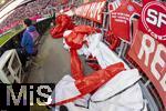 08.03.2025, Fussball 1. Bundesliga 2024/2025, 25. Spieltag,  FC Bayern Mnchen - VfL Bochum, in der Allianz-Arena Mnchen. Nach der groen Choreografie zum 125 Jhrigen Vereinsjubilum ber das ganze Stadionrund liegen die Plastikelemente im Innenraum verteilt.