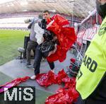 08.03.2025, Fussball 1. Bundesliga 2024/2025, 25. Spieltag,  FC Bayern Mnchen - VfL Bochum, in der Allianz-Arena Mnchen. Nach der groen Choreografie zum 125 Jhrigen Vereinsjubilum ber das ganze Stadionrund liegen die Plastikelemente im Innenraum verteilt. Simon Mller, der Bruder von Thomas Mller (FC Bayern Mnchen) hilft beim aufrumen whrend des Spiels tatkrftig mit