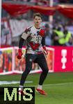 08.03.2025, Fussball 1. Bundesliga 2024/2025, 25. Spieltag,  FC Bayern Mnchen - VfL Bochum, in der Allianz-Arena Mnchen. Torwart Jonas Urbig (FC Bayern Mnchen) beim Aufwrmen