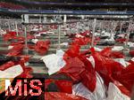 08.03.2025, Fussball 1. Bundesliga 2024/2025, 25. Spieltag,  FC Bayern Mnchen - VfL Bochum, in der Allianz-Arena Mnchen. Nach der groen Choreografie zum 125 Jhrigen Vereinsjubilum ber das ganze Stadionrund liegen die Plastikelemente als Mll auf der Sdtribne der Sdkurve.