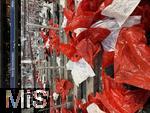 08.03.2025, Fussball 1. Bundesliga 2024/2025, 25. Spieltag,  FC Bayern Mnchen - VfL Bochum, in der Allianz-Arena Mnchen. Nach der groen Choreografie zum 125 Jhrigen Vereinsjubilum ber das ganze Stadionrund liegen die Plastikelemente als Mll auf der Sdtribne der Sdkurve.