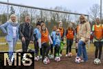 10.03.2025, Augsburg Hochzoll, Erffnung Mdchen an den Ball - Standort in Augsburg beim Fuball-Club Augsburg-Hochzoll. Das Projekt ?Mdchen an den Ball? ist ein kostenfreies, regelmig stattfindendes Fuballprogramm fr Mdchen in verschiedenen Stadtteilen. Ziel des Projektes ist es, niederschwellige und breitensportbetonte Angebote nur fr Mdchen zu schaffen. Fuballtraining fr Mdchen, inklusiv und kostenfrei. Gruppenfoto, v.li: Organisatorin Anna Seliger (Biku e.V), Jrgen Enninger (Augsburg, Leiter Referat Sport), teilnehmende Mdchen, Oberbrgermeisterin Eva Weber (2.v.re, Augsburg)