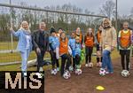 10.03.2025, Augsburg Hochzoll, Erffnung Mdchen an den Ball - Standort in Augsburg beim Fuball-Club Augsburg-Hochzoll. Das Projekt ?Mdchen an den Ball? ist ein kostenfreies, regelmig stattfindendes Fuballprogramm fr Mdchen in verschiedenen Stadtteilen. Ziel des Projektes ist es, niederschwellige und breitensportbetonte Angebote nur fr Mdchen zu schaffen. Fuballtraining fr Mdchen, inklusiv und kostenfrei. Gruppenfoto, v.li: Organisatorin Anna Seliger (Biku e.V), Jrgen Enninger (Augsburg, Leiter Referat Sport), teilnehmende Mdchen, Oberbrgermeisterin Eva Weber (2.v.re, Augsburg)