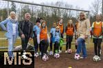 10.03.2025, Augsburg Hochzoll, Erffnung Mdchen an den Ball - Standort in Augsburg beim Fuball-Club Augsburg-Hochzoll. Das Projekt ?Mdchen an den Ball? ist ein kostenfreies, regelmig stattfindendes Fuballprogramm fr Mdchen in verschiedenen Stadtteilen. Ziel des Projektes ist es, niederschwellige und breitensportbetonte Angebote nur fr Mdchen zu schaffen. Fuballtraining fr Mdchen, inklusiv und kostenfrei. Gruppenfoto, v.li: Organisatorin Anna Seliger (Biku e.V), Jrgen Enninger (Augsburg, Leiter Referat Sport), teilnehmende Mdchen, Oberbrgermeisterin Eva Weber (2.v.re, Augsburg)