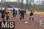 10.03.2025, Augsburg Hochzoll, Erffnung Mdchen an den Ball - Standort in Augsburg beim Fuball-Club Augsburg-Hochzoll. Das Projekt ?Mdchen an den Ball? ist ein kostenfreies, regelmig stattfindendes Fuballprogramm fr Mdchen in verschiedenen Stadtteilen. Ziel des Projektes ist es, niederschwellige und breitensportbetonte Angebote nur fr Mdchen zu schaffen. Fuballtraining fr Mdchen, inklusiv und kostenfrei. Jrgen Enninger (mitte, Augsburg, Leiter Referat Sport) bettigt sich auf dem Sportplatz mit dem Fussball.