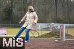 10.03.2025, Augsburg Hochzoll, Erffnung Mdchen an den Ball - Standort in Augsburg beim Fuball-Club Augsburg-Hochzoll. Das Projekt ?Mdchen an den Ball? ist ein kostenfreies, regelmig stattfindendes Fuballprogramm fr Mdchen in verschiedenen Stadtteilen. Ziel des Projektes ist es, niederschwellige und breitensportbetonte Angebote nur fr Mdchen zu schaffen. Fuballtraining fr Mdchen, inklusiv und kostenfrei. Oberbrgermeisterin Eva Weber (Augsburg) bettigt sich auf dem Sportplatz mit dem Fussball.