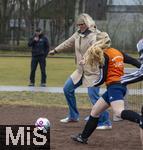 10.03.2025, Augsburg Hochzoll, Erffnung Mdchen an den Ball - Standort in Augsburg beim Fuball-Club Augsburg-Hochzoll. Das Projekt ?Mdchen an den Ball? ist ein kostenfreies, regelmig stattfindendes Fuballprogramm fr Mdchen in verschiedenen Stadtteilen. Ziel des Projektes ist es, niederschwellige und breitensportbetonte Angebote nur fr Mdchen zu schaffen. Fuballtraining fr Mdchen, inklusiv und kostenfrei. Oberbrgermeisterin Eva Weber (Augsburg) bettigt sich auf dem Sportplatz mit dem Fussball.