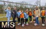 10.03.2025, Augsburg Hochzoll, Erffnung Mdchen an den Ball - Standort in Augsburg beim Fuball-Club Augsburg-Hochzoll. Das Projekt ?Mdchen an den Ball? ist ein kostenfreies, regelmig stattfindendes Fuballprogramm fr Mdchen in verschiedenen Stadtteilen. Ziel des Projektes ist es, niederschwellige und breitensportbetonte Angebote nur fr Mdchen zu schaffen. Fuballtraining fr Mdchen, inklusiv und kostenfrei. Gruppenfoto, v.li: Organisatorin Anna Seliger (Biku e.V), Jrgen Enninger (Augsburg, Leiter Referat Sport), teilnehmende Mdchen, Oberbrgermeisterin Eva Weber (2.v.re, Augsburg)