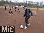 10.03.2025, Augsburg Hochzoll, Erffnung Mdchen an den Ball - Standort in Augsburg beim Fuball-Club Augsburg-Hochzoll. Das Projekt ?Mdchen an den Ball? ist ein kostenfreies, regelmig stattfindendes Fuballprogramm fr Mdchen in verschiedenen Stadtteilen. Ziel des Projektes ist es, niederschwellige und breitensportbetonte Angebote nur fr Mdchen zu schaffen. Fuballtraining fr Mdchen, inklusiv und kostenfrei. Jrgen Enninger (re, Augsburg, Leiter Referat Sport) bettigt sich auf dem Sportplatz mit dem Fussball.