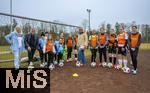 10.03.2025, Augsburg Hochzoll, Erffnung Mdchen an den Ball - Standort in Augsburg beim Fuball-Club Augsburg-Hochzoll. Das Projekt ?Mdchen an den Ball? ist ein kostenfreies, regelmig stattfindendes Fuballprogramm fr Mdchen in verschiedenen Stadtteilen. Ziel des Projektes ist es, niederschwellige und breitensportbetonte Angebote nur fr Mdchen zu schaffen. Fuballtraining fr Mdchen, inklusiv und kostenfrei. Gruppenfoto, v.li: Organisatorin Anna Seliger (Biku e.V), Jrgen Enninger (Augsburg, Leiter Referat Sport), teilnehmende Mdchen, Oberbrgermeisterin Eva Weber (mitte, Augsburg)