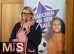 10.03.2025, Augsburg Hochzoll, Erffnung Mdchen an den Ball - Standort in Augsburg beim Fuball-Club Augsburg-Hochzoll. Das Projekt ?Mdchen an den Ball? ist ein kostenfreies, regelmig stattfindendes Fuballprogramm fr Mdchen in verschiedenen Stadtteilen. Ziel des Projektes ist es, niederschwellige und breitensportbetonte Angebote nur fr Mdchen zu schaffen. Fuballtraining fr Mdchen, inklusiv und kostenfrei.  Oberbrgermeisterin Eva Weber (Augsburg) bei ihrer Ansprache.