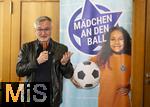 10.03.2025, Augsburg Hochzoll, Erffnung Mdchen an den Ball - Standort in Augsburg beim Fuball-Club Augsburg-Hochzoll. Das Projekt ?Mdchen an den Ball? ist ein kostenfreies, regelmig stattfindendes Fuballprogramm fr Mdchen in verschiedenen Stadtteilen. Ziel des Projektes ist es, niederschwellige und breitensportbetonte Angebote nur fr Mdchen zu schaffen. Fuballtraining fr Mdchen, inklusiv und kostenfrei. Jrgen Enninger (Augsburg, Leiter Referat Sport) bei seiner Rede.