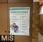 10.03.2025, Augsburg Hochzoll, Erffnung Mdchen an den Ball - Standort in Augsburg beim Fuball-Club Augsburg-Hochzoll. Randbild: Plakat des DFB mit 10 goldenen Regeln fr Kinderfussball im Kabinentrakt.
