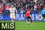 11.03.2025, Fussball UEFA Champions League 2024/2025, Achtelfinale, Bayer 04 Leverkusen - FC Bayern Mnchen, in der BayArena, Konrad Laimer (FC Bayern Mnchen), Jeremie Frimpong (Bayer Leverkusen)


