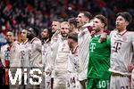 11.03.2025, Fussball UEFA Champions League 2024/2025, Achtelfinale, Bayer 04 Leverkusen - FC Bayern Mnchen, in der BayArena, Der FC Bayern Mnchen feiert mit den Fans, 


