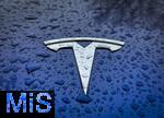 12.03.2025, Trkheim im Unterallgu, TESLA-Model 3, auf der nassen Motorhaube das Tesla-Firmen-Logo zu sehen.    