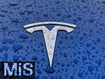 12.03.2025, Trkheim im Unterallgu, TESLA-Model 3, auf der nassen Motorhaube das Tesla-Firmen-Logo zu sehen.    