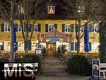 12.03.2025, Bad Wrishofen (Bayern), ein Biergarten, EIngang zum Gasthof Rssle in der Nacht.