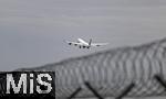 08.03.2025, Airport Mnchen,  Thema Abschiebeflge. Flugbetrieb am Airport Mnchen Fanz Josef Strauss,  Eine Passagiermaschine von Lufthansa startet, vorne der Stacheldrahtzaun der Airport-Absperrung. 