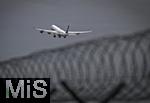 08.03.2025, Airport Mnchen,  Thema Abschiebeflge. Flugbetrieb am Airport Mnchen Fanz Josef Strauss,  Eine Passagiermaschine von Lufthansa startet, vorne der Stacheldrahtzaun der Airport-Absperrung. 