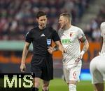 04.04.2025, Fussball 1. Bundesliga 2024/2025, 28. Spieltag, FC Augsburg - FC Bayern Mnchen, in der WWK-Arena Augsburg, v.li: Schiedsrichter Dr. Matthias Jllenbeck wird von Jeffrey Gouweleeuw (FC Augsburg) bedrngt 