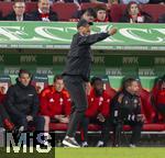 04.04.2025, Fussball 1. Bundesliga 2024/2025, 28. Spieltag, FC Augsburg - FC Bayern Mnchen, in der WWK-Arena Augsburg, Trainer Vincent Kompany (FC Bayern Mnchen) gibt Anweisungen.